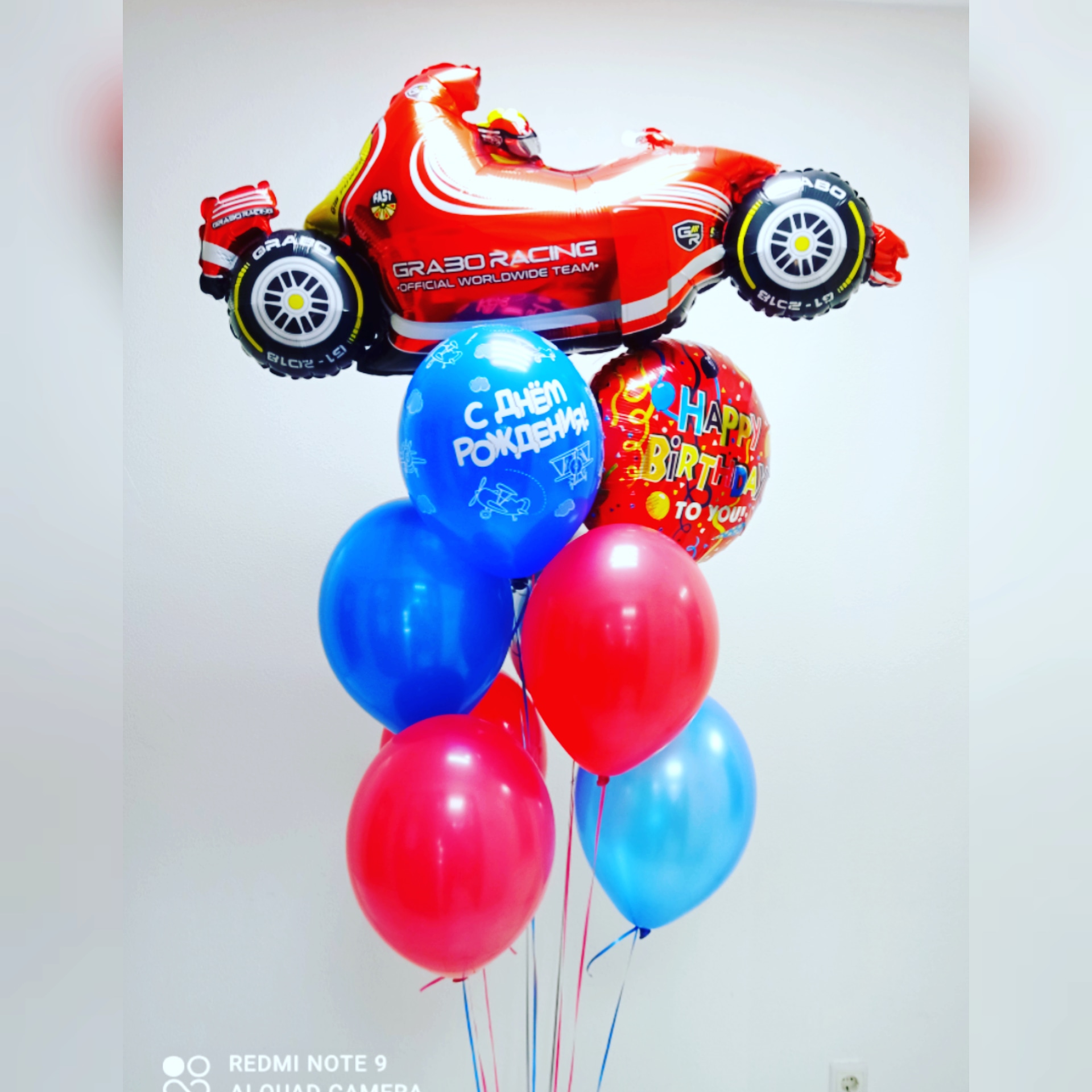 Букет для мальчика с красной гоночной машиной