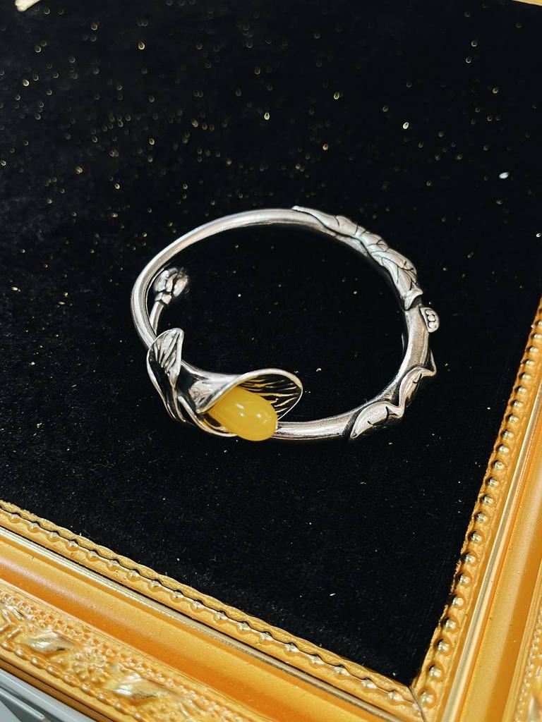 Браслет "Интригующий цветок с нефритом"