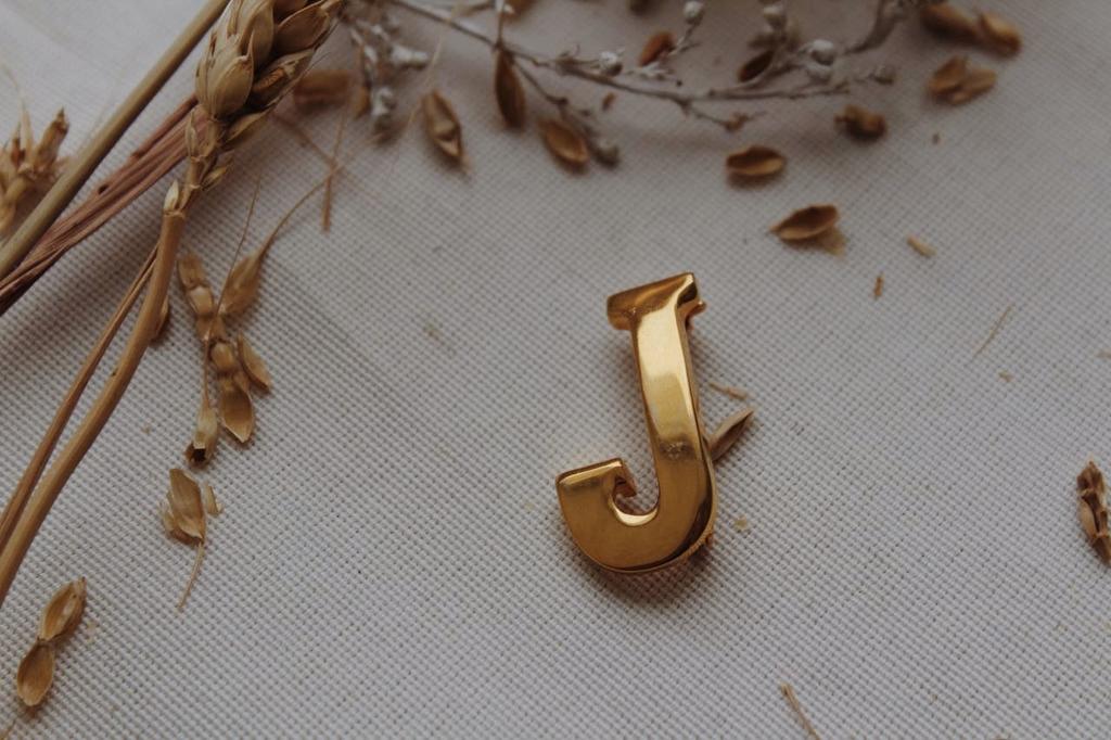 Винтажная брошь «J» минималистичная Anne Klein