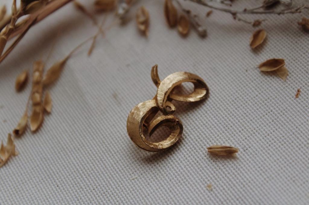 Винтажная брошь «E» Mamselle