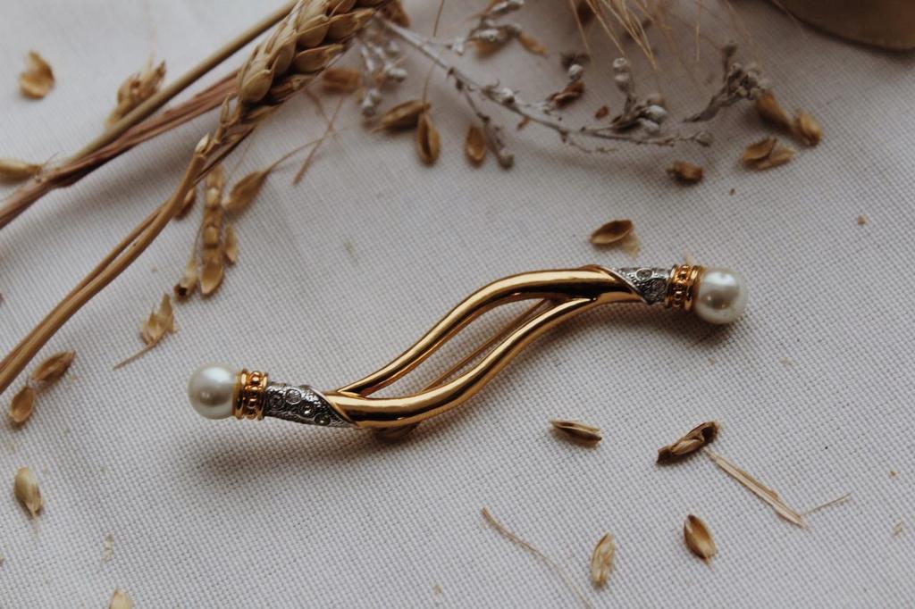 Винтажная брошь с жемчугом и кристаллами Avon