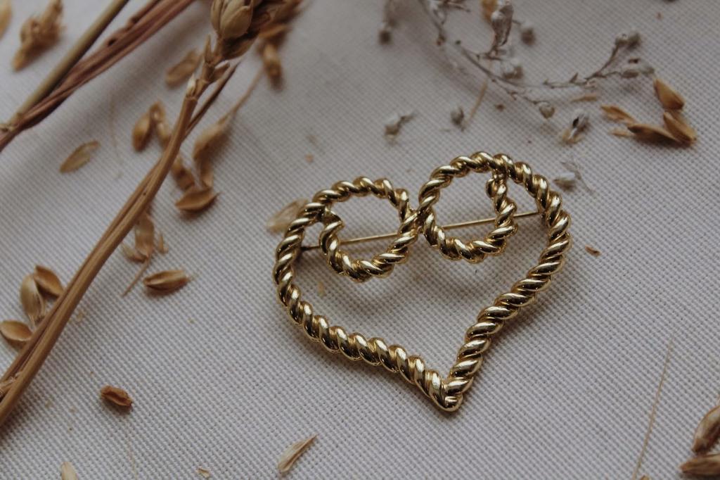 Винтажная брошь «Сердце -завиток»