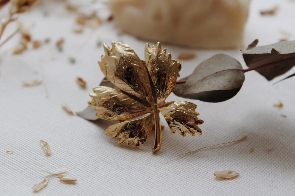 Винтажная брошь «Листик»