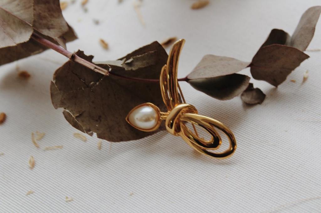 Винтажная брошь «Петля с жемчугом»