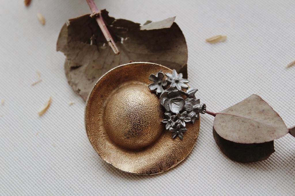 Винтажная брошь «Шляпа с цветами»