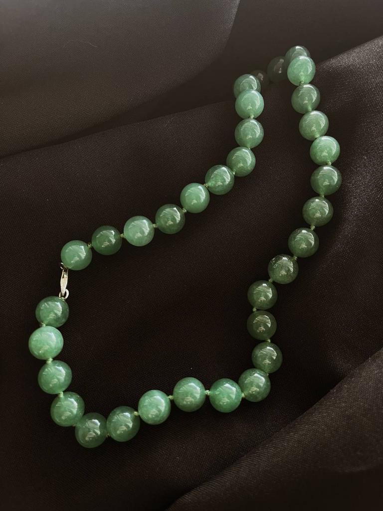 Нить из нефрита