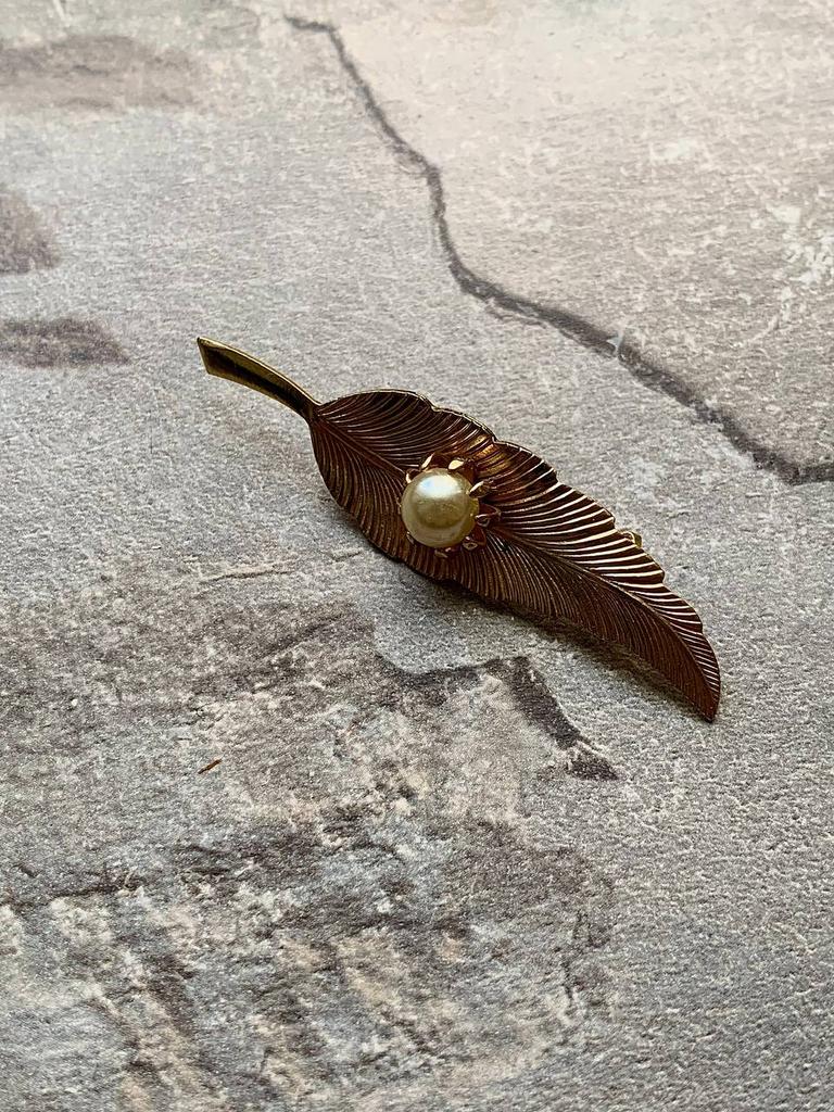 Винтажная брошь «Лист с жемчугом»