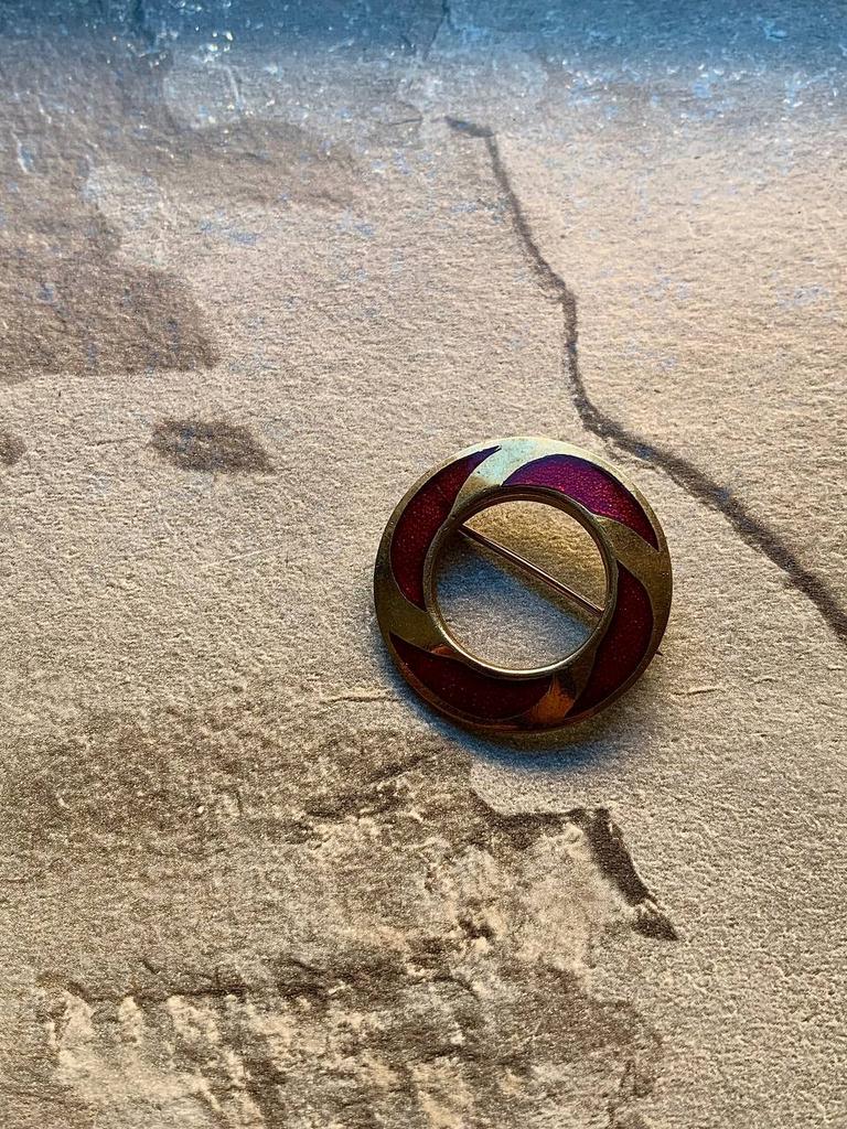 Винтажная брошь «Red circle »