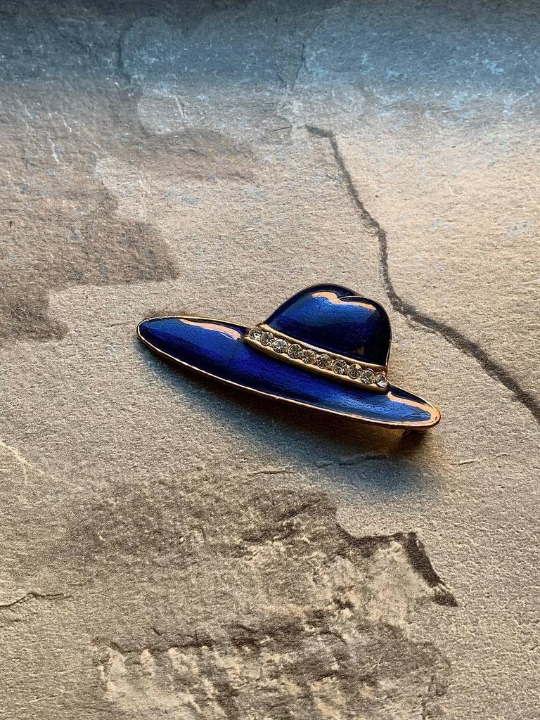 Винтажная брошь «Синяя шляпка»