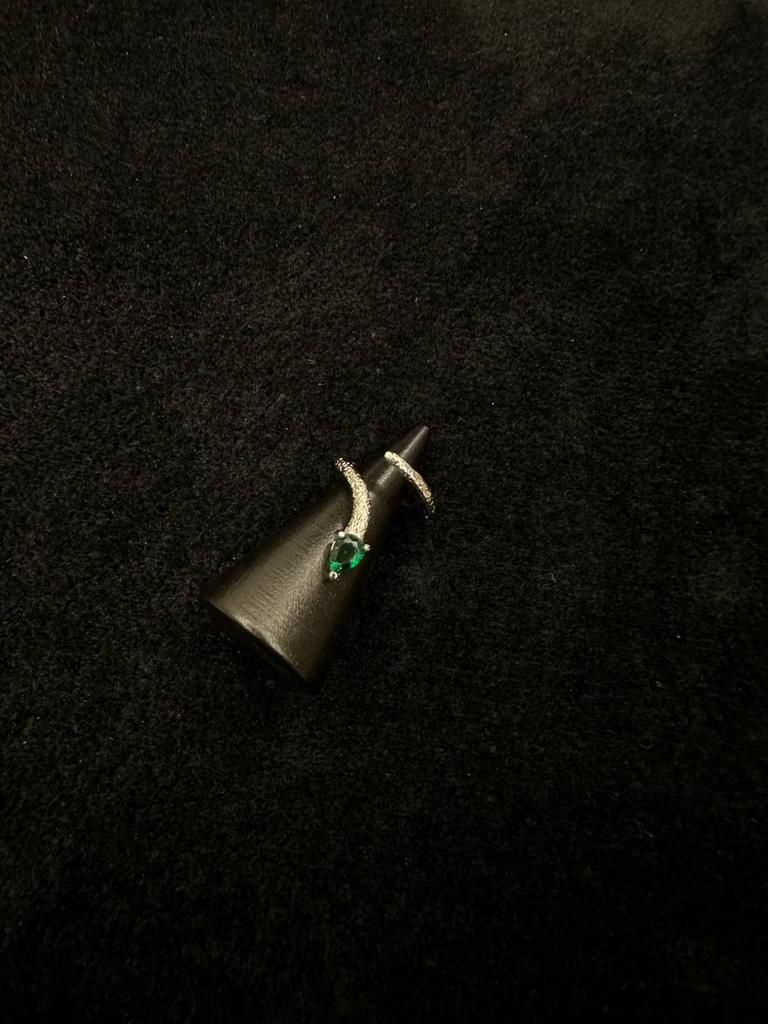 Кольцо «Змейка» с зелёным кристаллом 16-16,5 размера