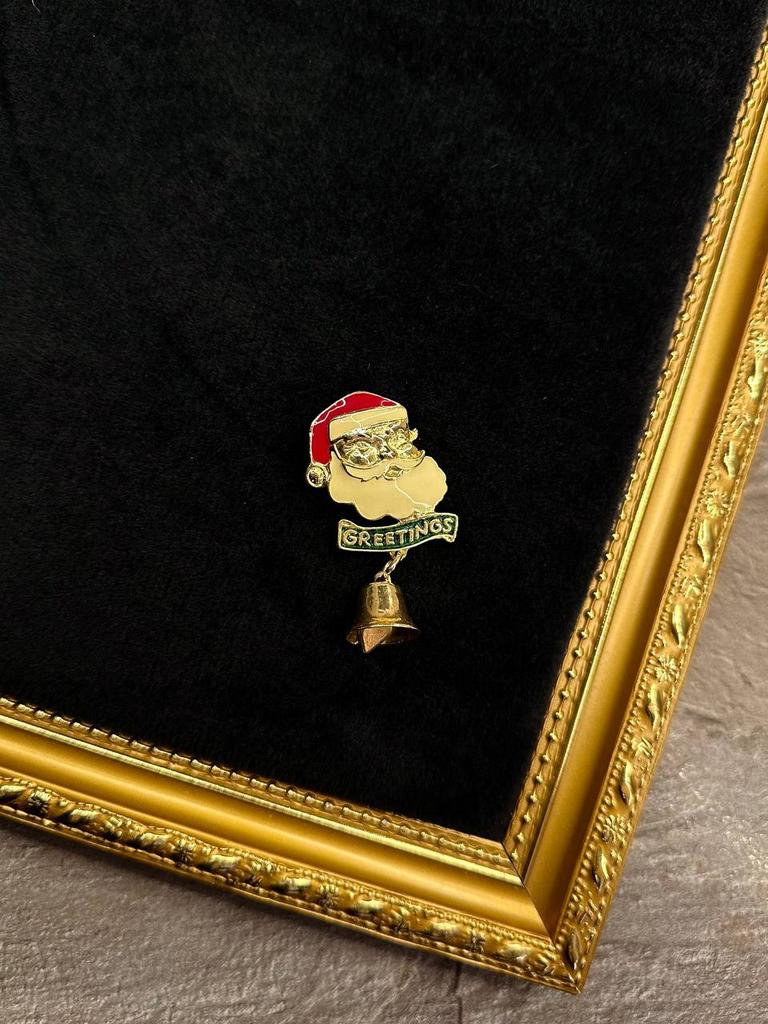 Винтажная брошь «Дед мороз с колокольчиком»