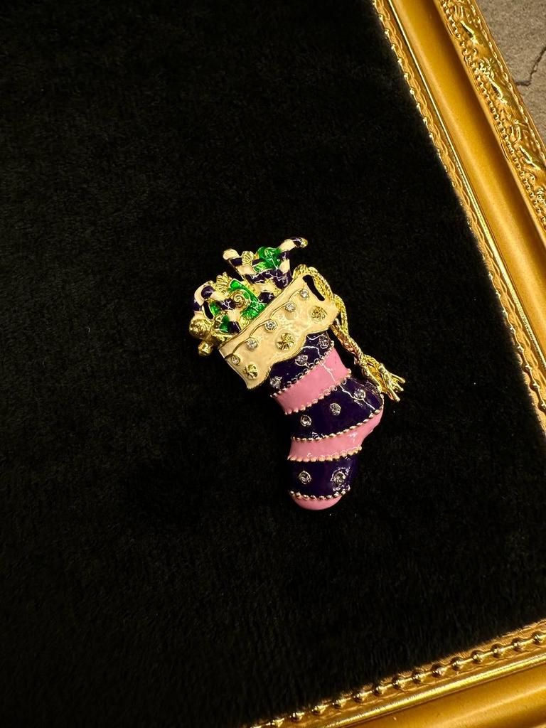 Винтажная брошь «Новогодний носочек»