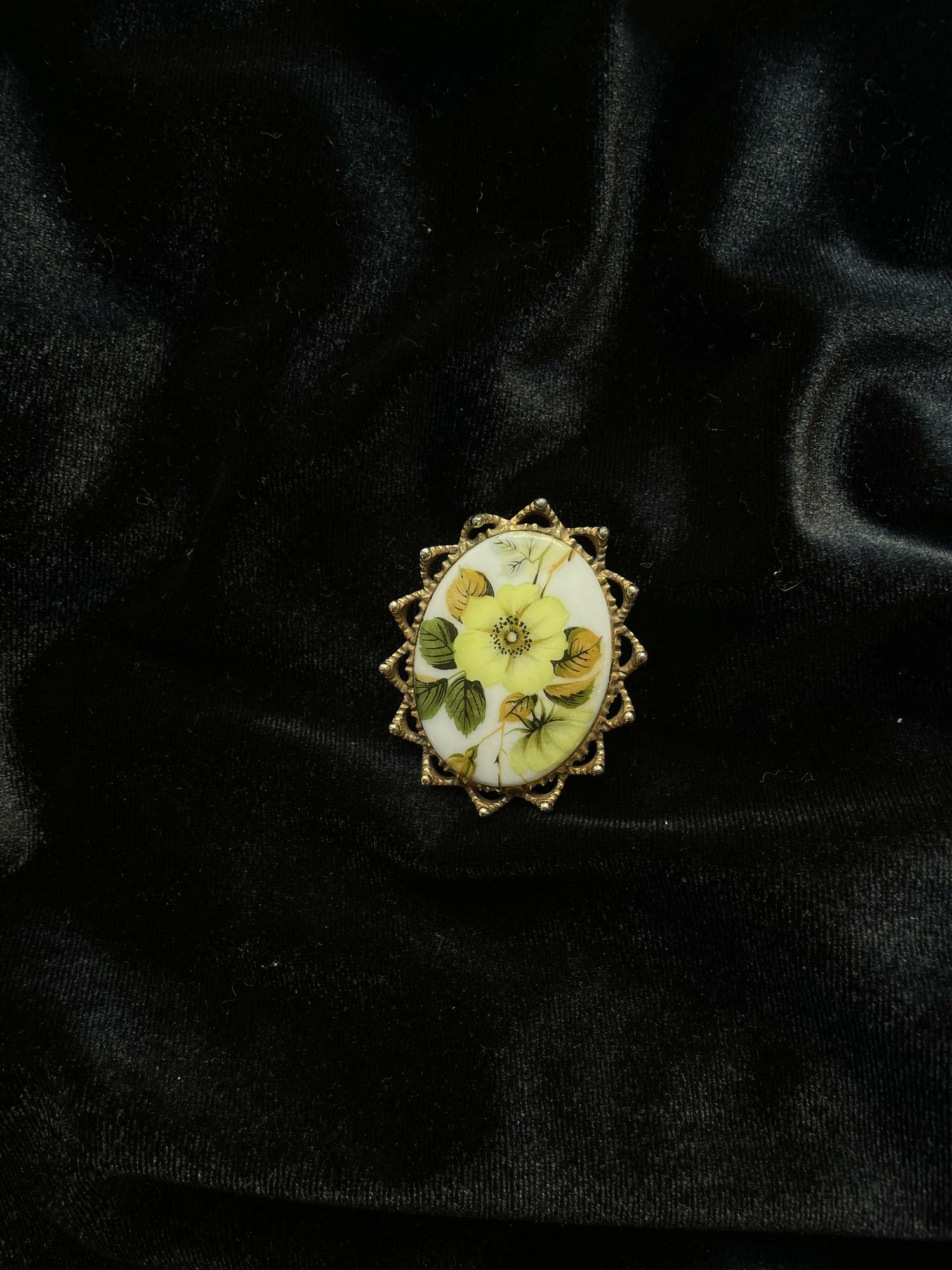 Винтажная брошь «Цветы в рамке»