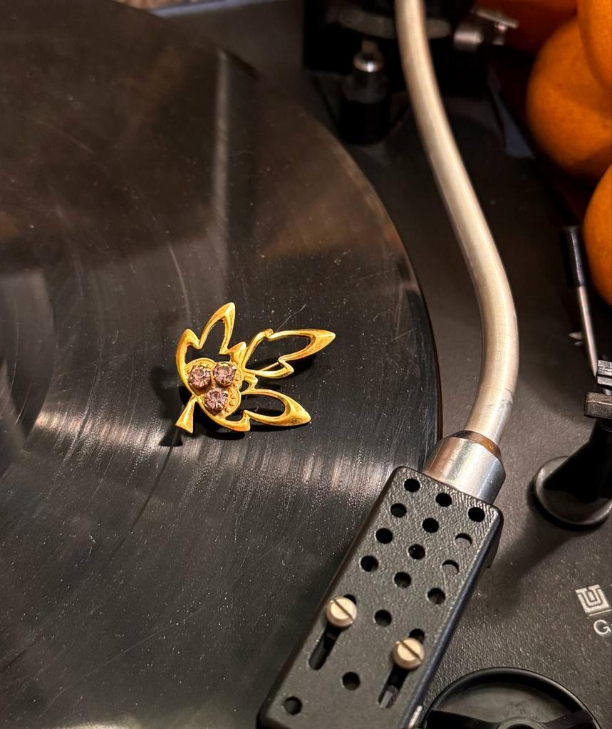 Винтажная брошь «Листик с тремя камнями»