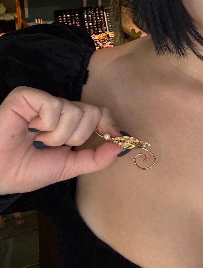 Винтажная брошь «Струящаяся»