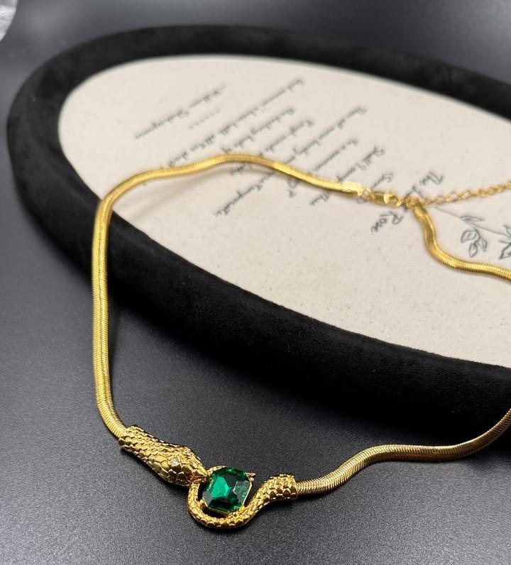 Колье со змейкой и зеленым кристалликом