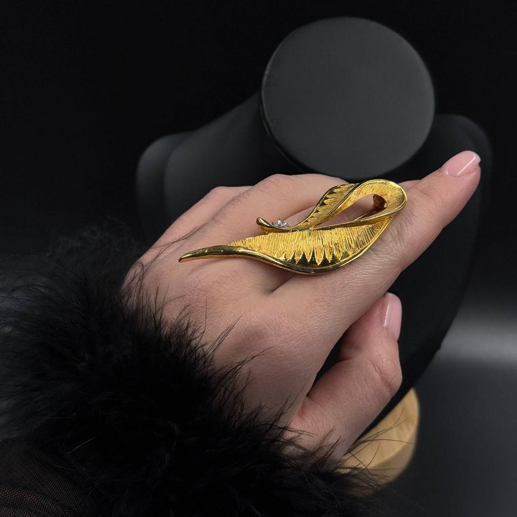 Винтажная брошь "Идеальный изгиб"