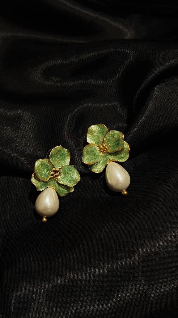 Серьги «The Magic Trefoil» с зеленой эмалью