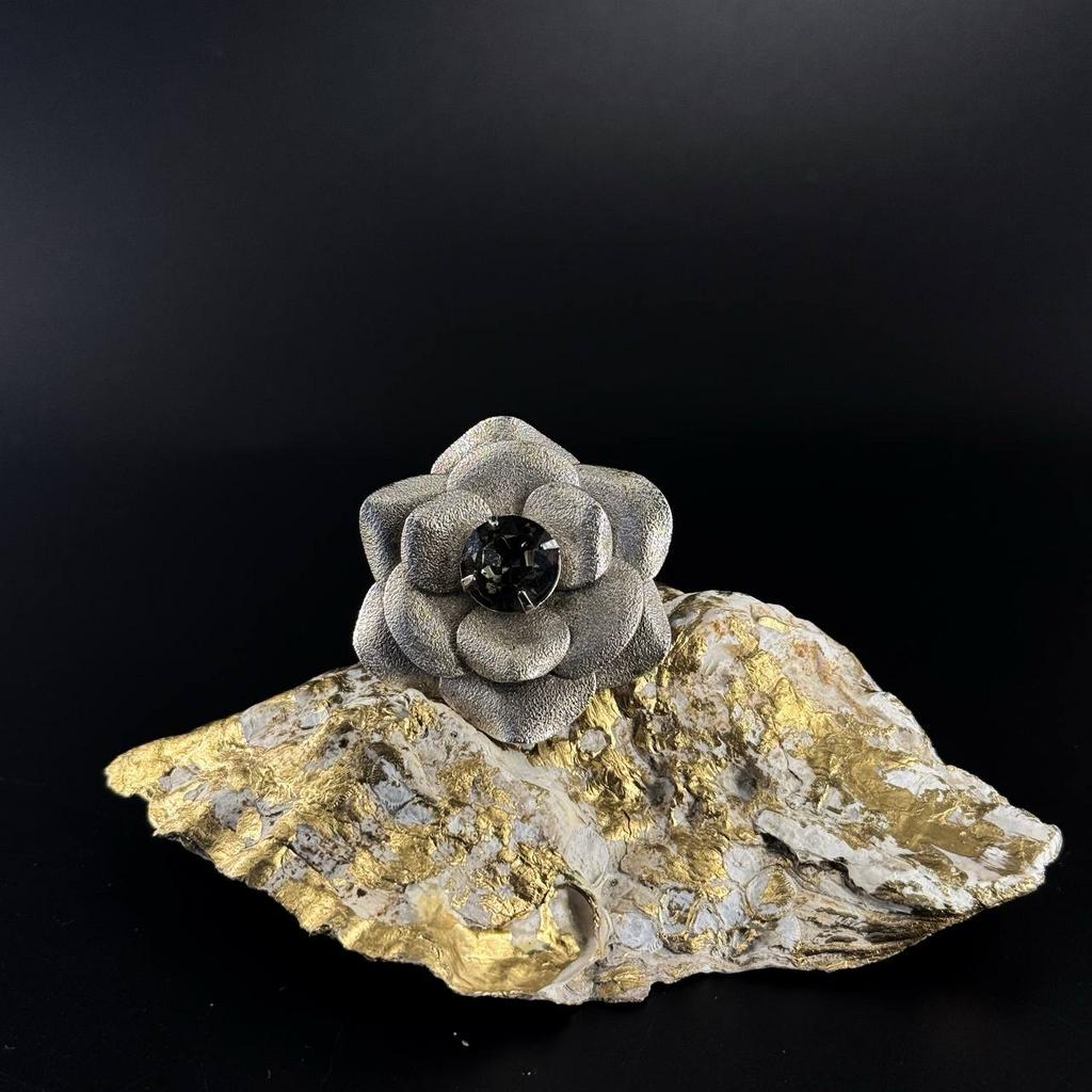 Винтажная брошь "Роза с камнем"