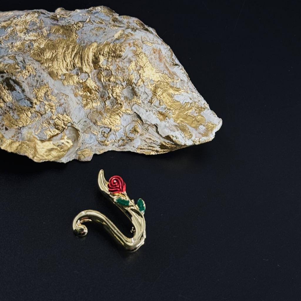 Винтажная брошь "Буква V" Razza