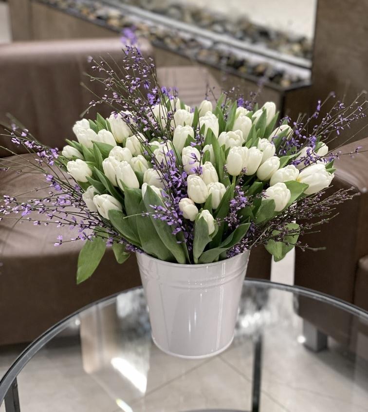 Белые тюльпаны в белом ведре №543