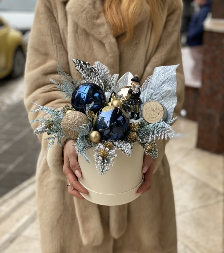 Новогодняя искусственная синяя с девочкой №717