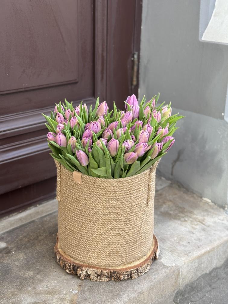 Пионовидные тюльпаны в корзине №1141