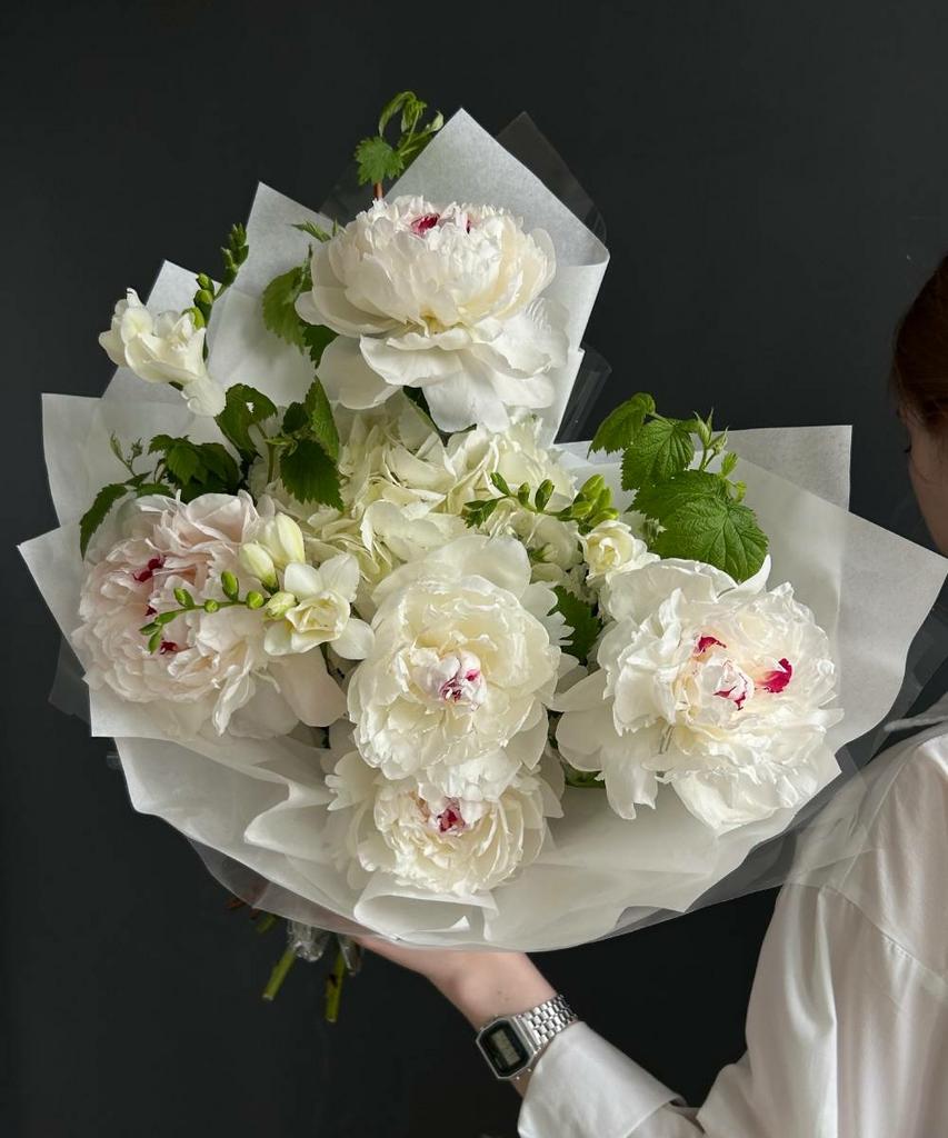 Авторский букет цветов: пионы, фрезии, гортензия, маттиола, ветки малины