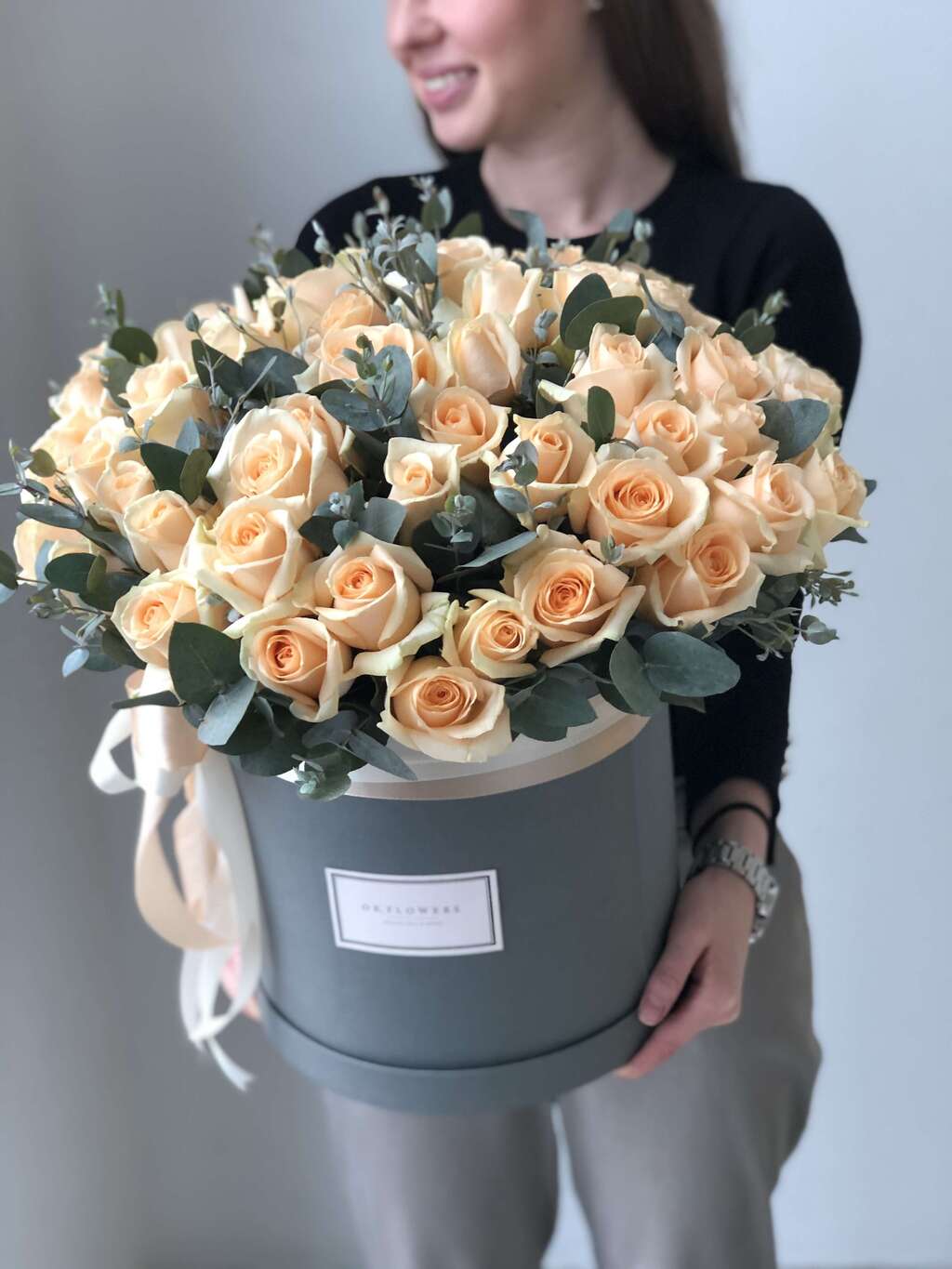 Персиковые розы в коробке