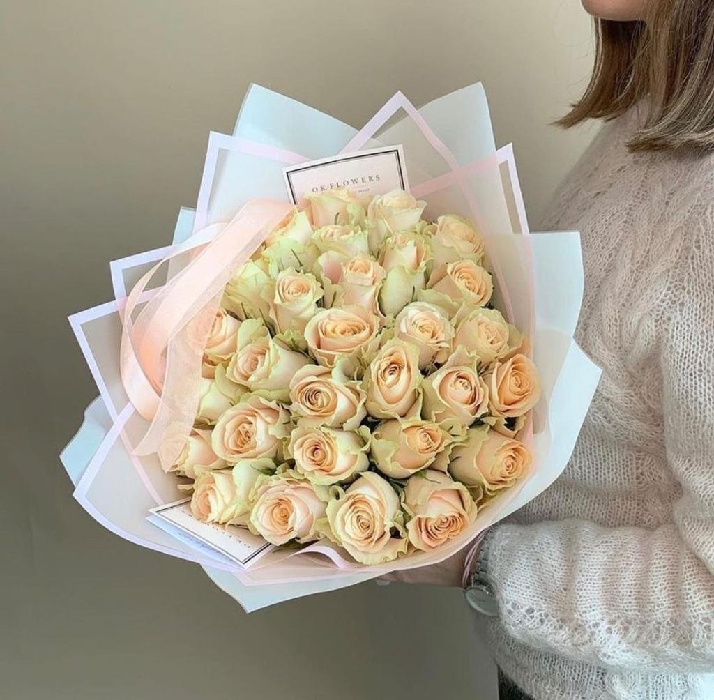 Классические кремовые розы