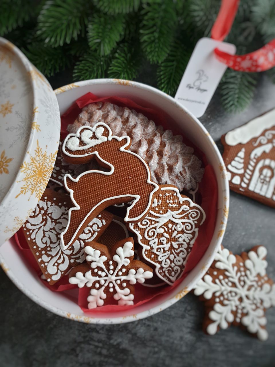 Набор новогодних пряников без покрытия с минимумом росписи