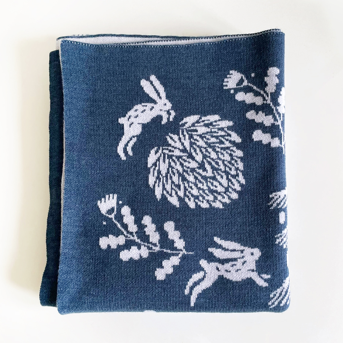 Плед вязаный с авторским принтом "Сосново" синего цвета