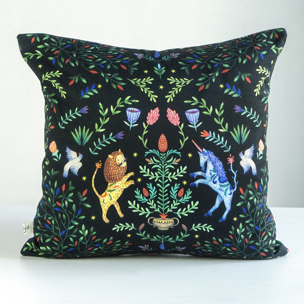 Подушка Керка на черном фоне