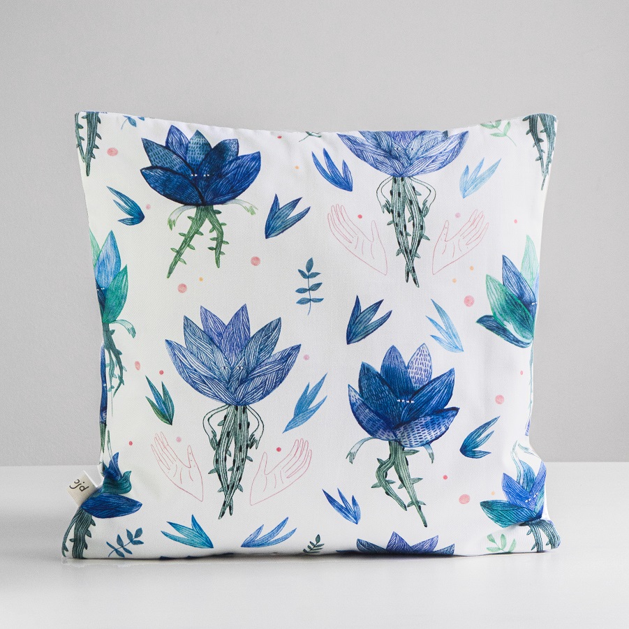 Подушка Марена на белом фоне