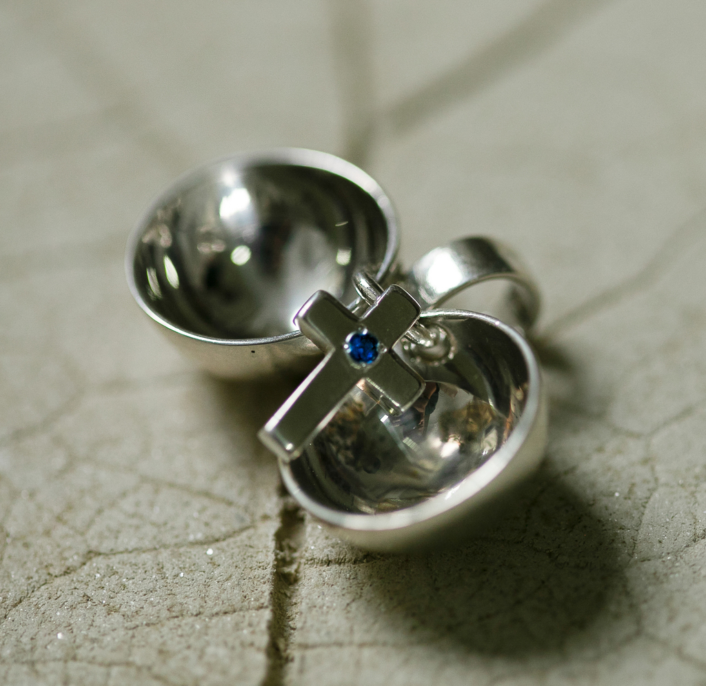 Кулон "Крестик в полусферах с сапфиром"