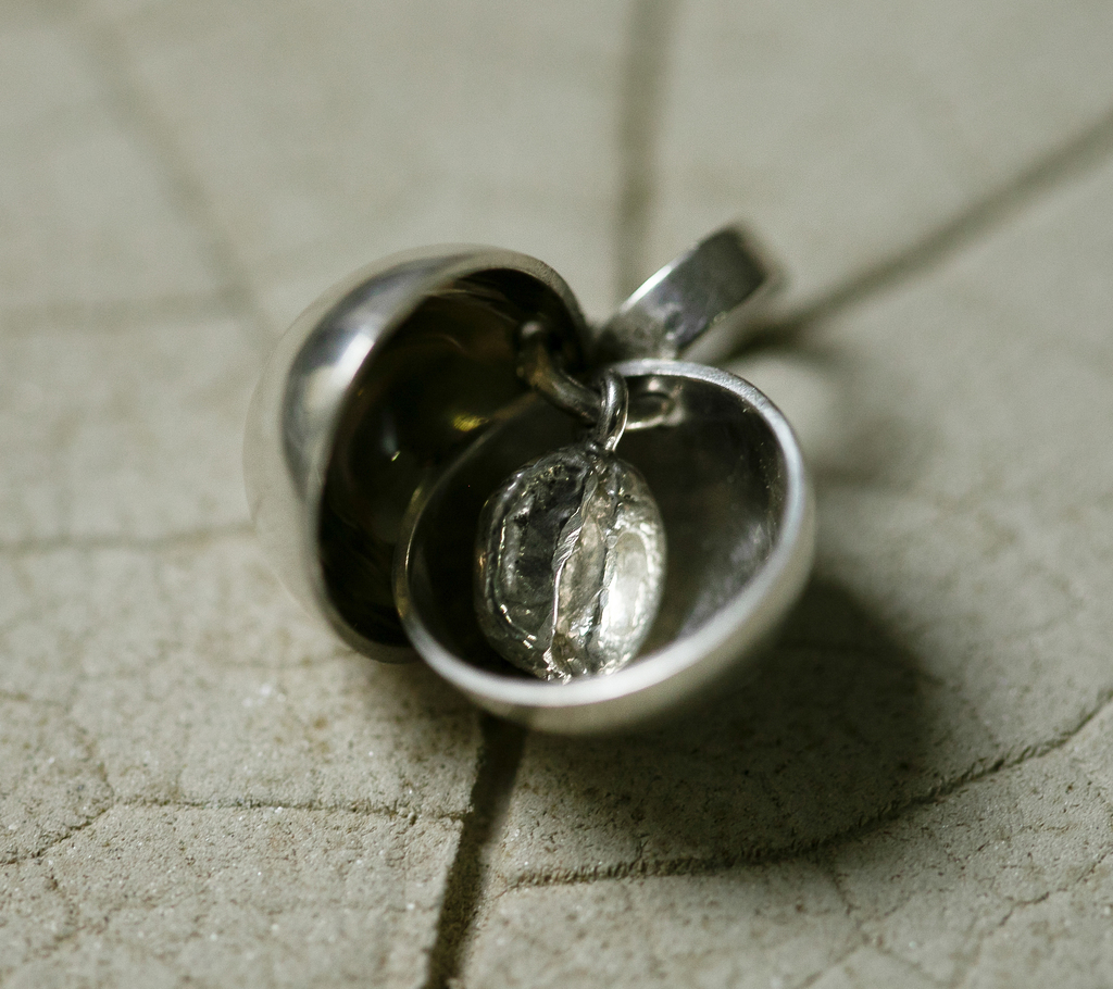 Кулон "Кофейное зерно в полусферах"