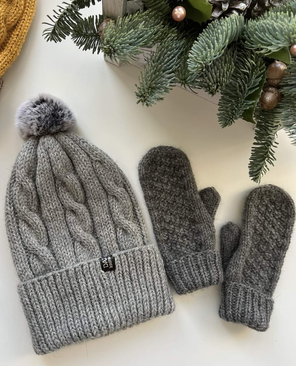 Комбо: детские анатомические варежки + hot hat