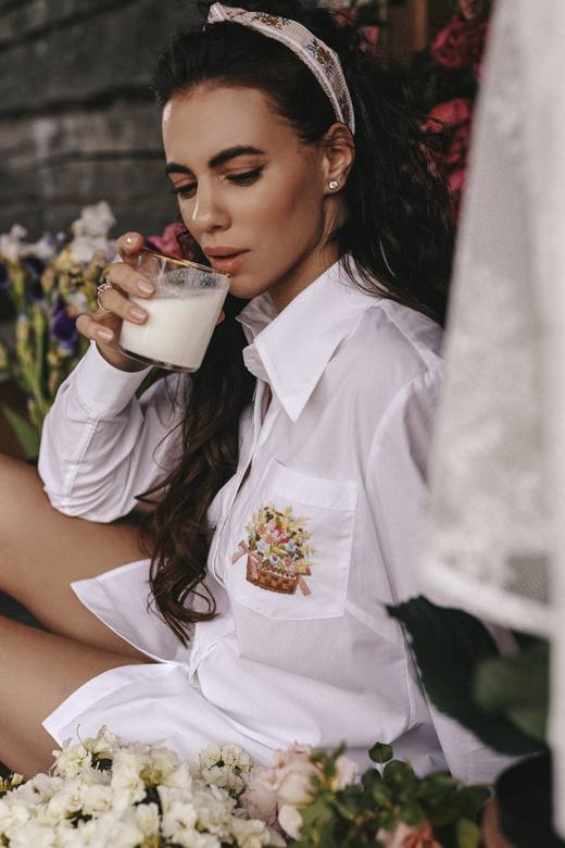 КЛАССИЧЕСКАЯ РУБАШКА С РУЧНОЙ ВЫШИВКОЙ