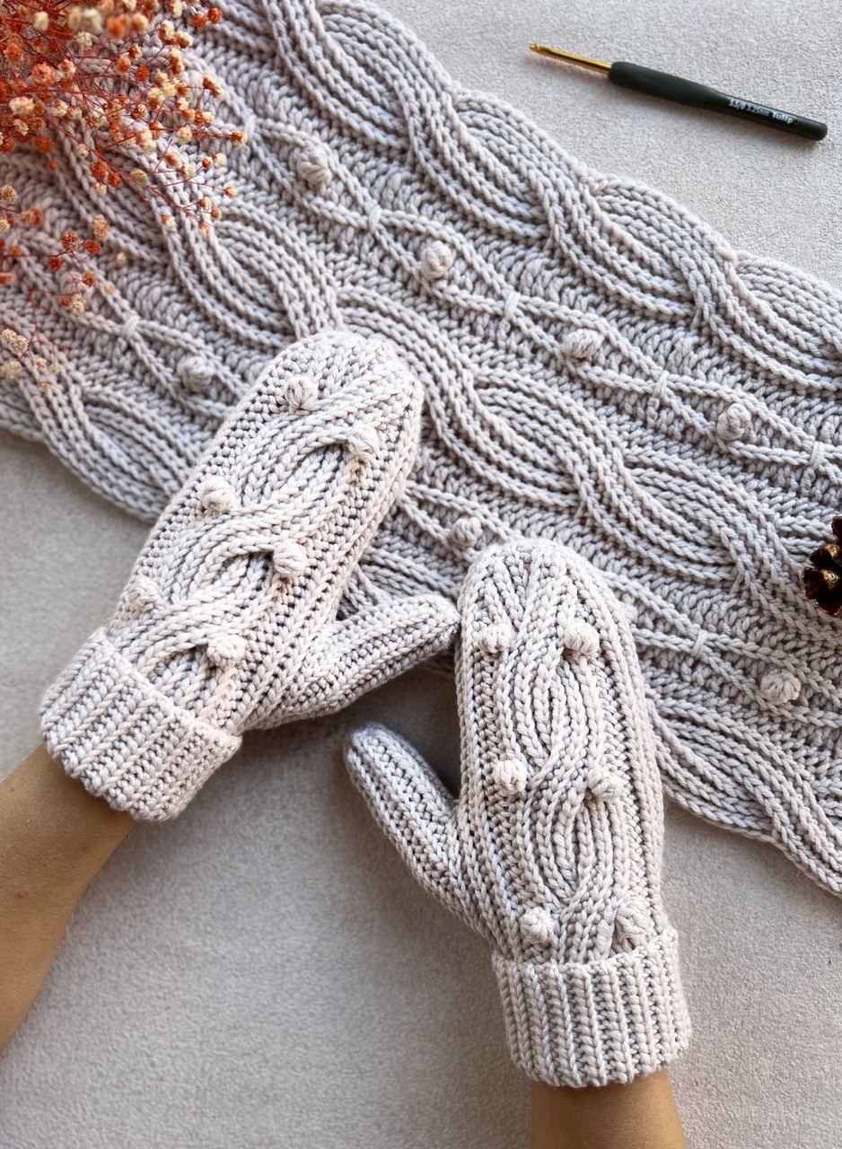 КОМПЛЕКТ  2 МК с косами снуд+варежки