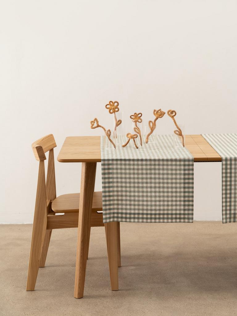 Раннер зелёная клетка «Бархатный луг», сервировка стола