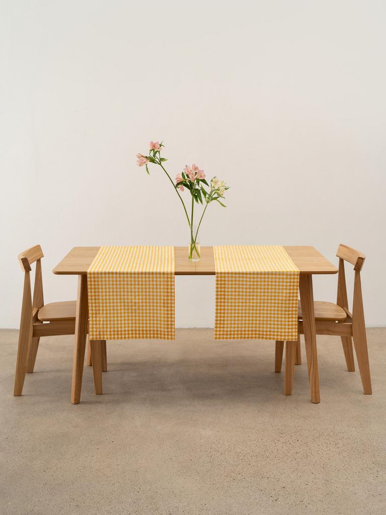 Тканевый раннер в клетку цвета «Медовый полдень» на деревянном столе