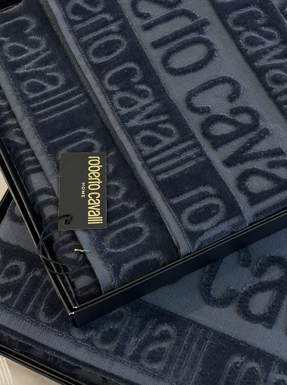 Полотенце 95*150см Roberto Cavalli Written, чернично-черный (col.925)
