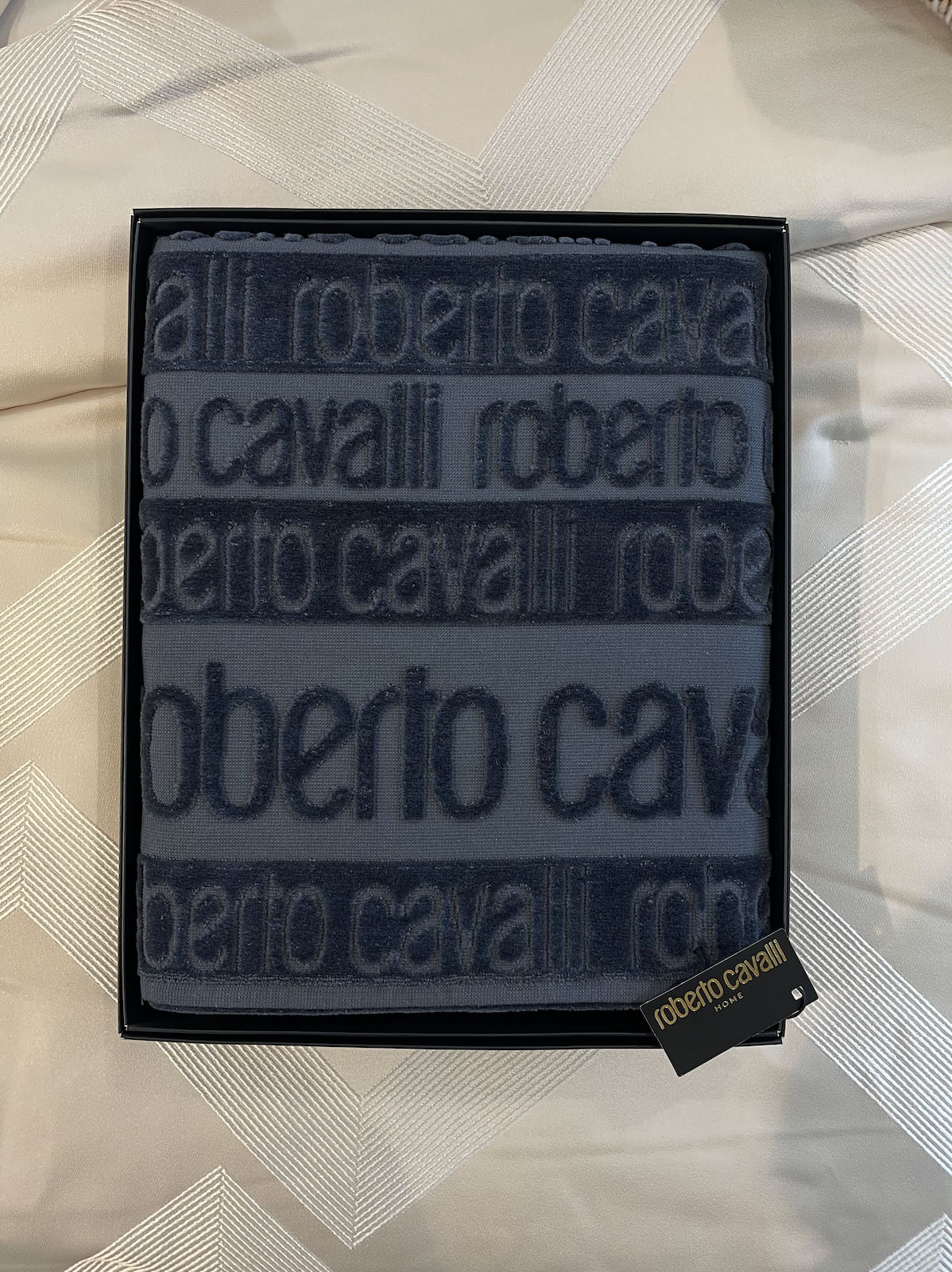 Полотенце 95*150см Roberto Cavalli Written, чернично-черный (col.925)