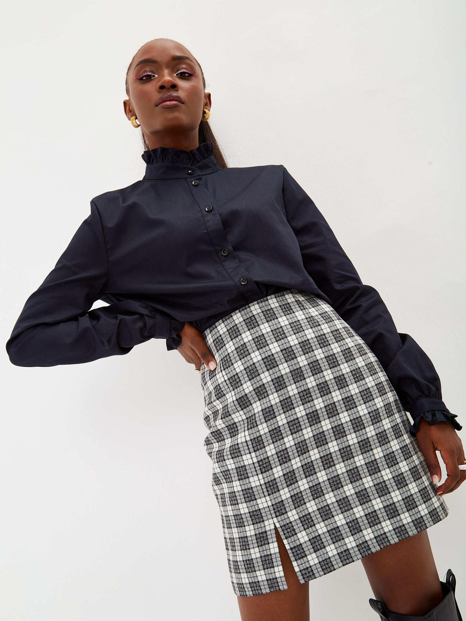 Рубашка с воротом-стойкой и рюшами