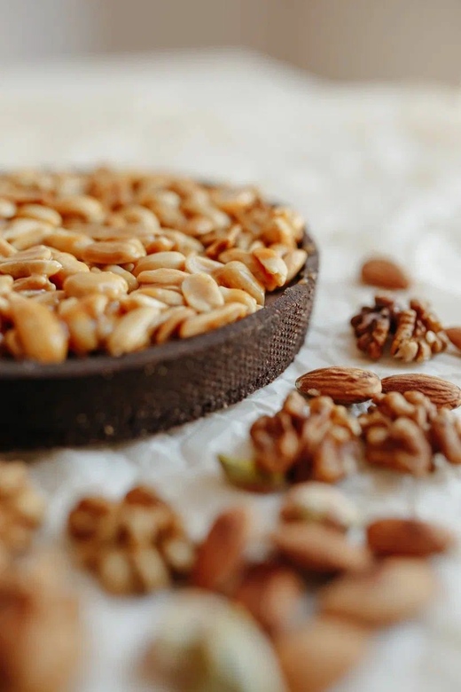 Тарт «Сникерс» с арахисовым пралине и карамелизированным арахисом