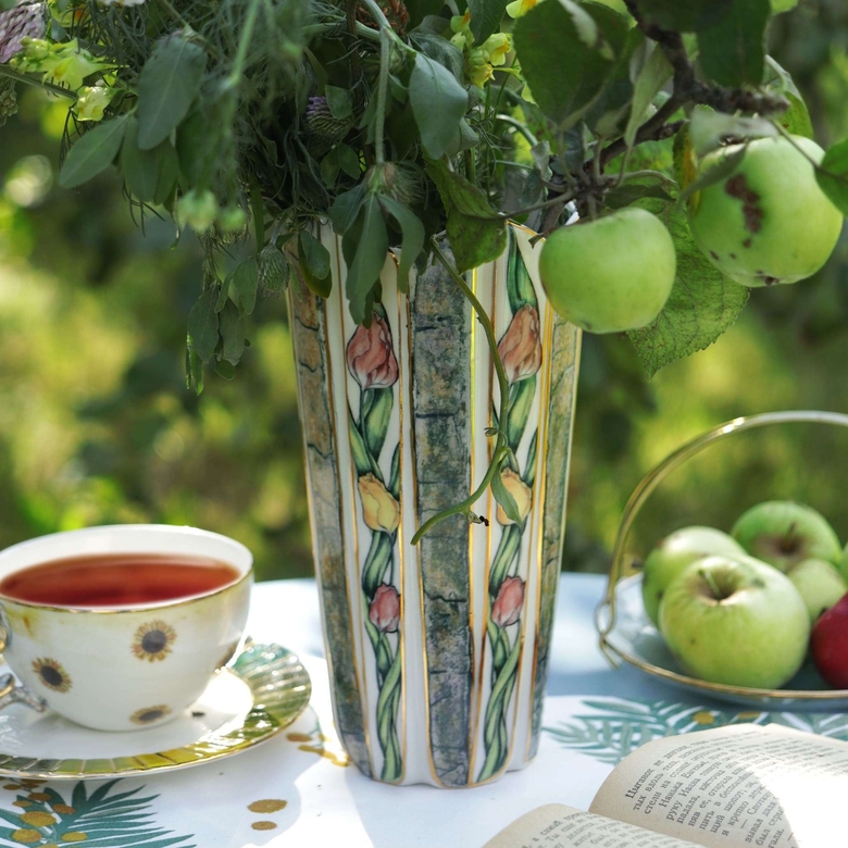 Ваза фарфоровая ручной работы Тюльпаны