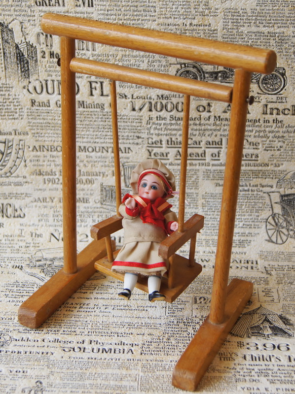 Качели для куколки