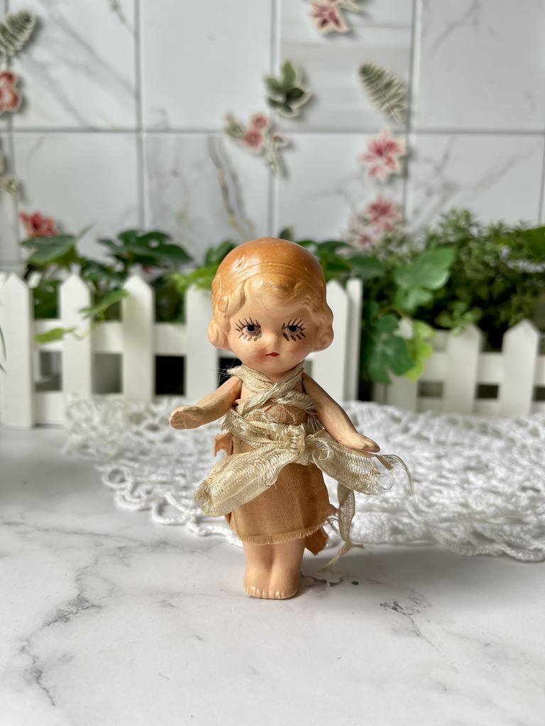 Старинная фарфоровая куколка