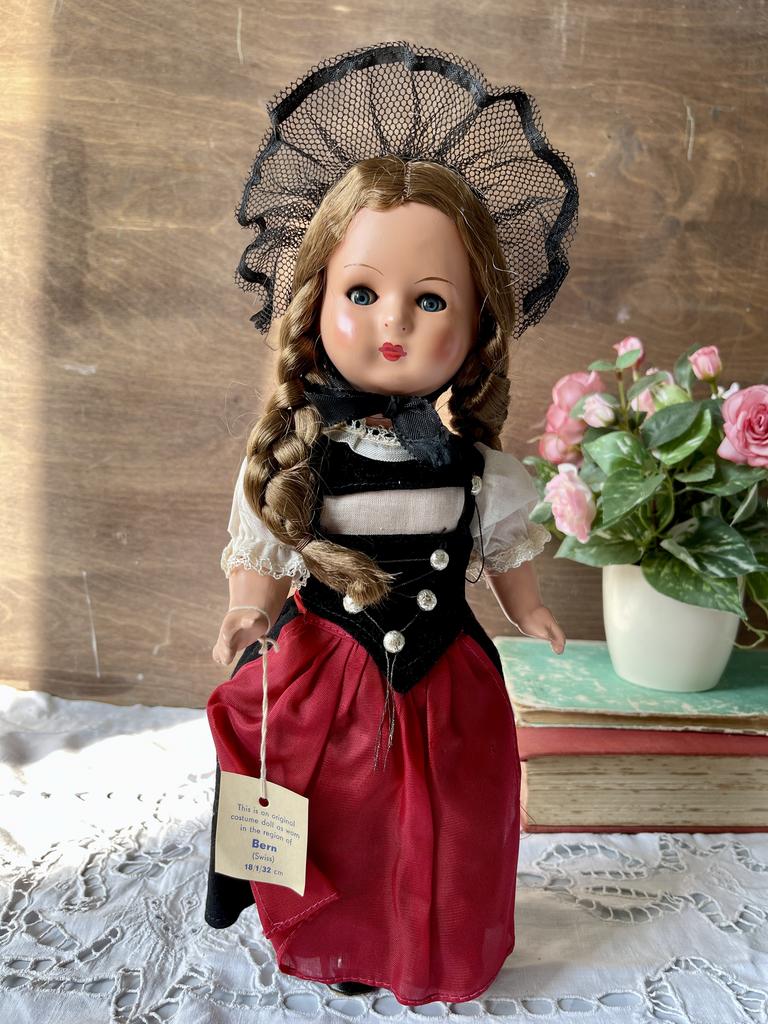 старинная кукла в национальном костюме, коллекционная кукла