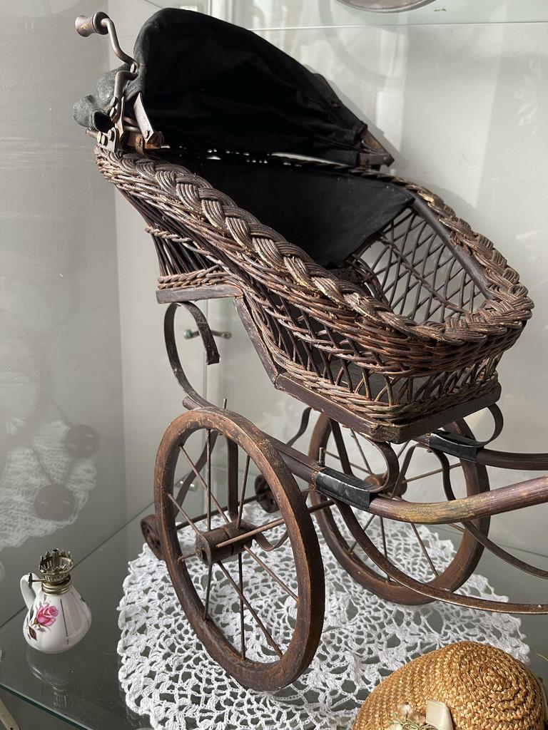 Коляска кукольная, мебель для кукол, старинная кукла